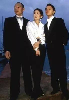 张丰毅见状也不害羞了,也给巩俐来了个公主抱。所以,才有了这张经典的相片。