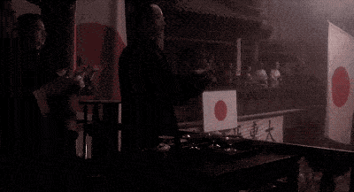 片中蝶衣演出《贵妇醉酒》,