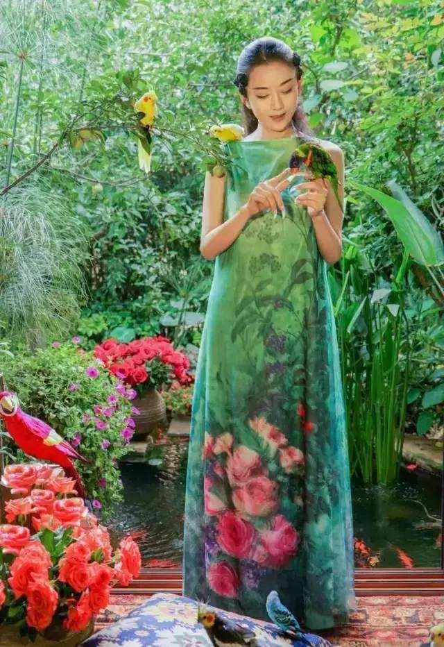 细看，热爱大自然，热爱生活，崇尚自由，独立自主，懂得保养……杨丽萍的美丽离不开这些东西。