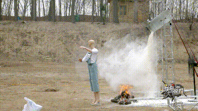 那么在封闭空间呢？在密封的箱子里倒上面粉，用鼓风机把面粉吹起来，箱子瞬间爆炸 ↓↓