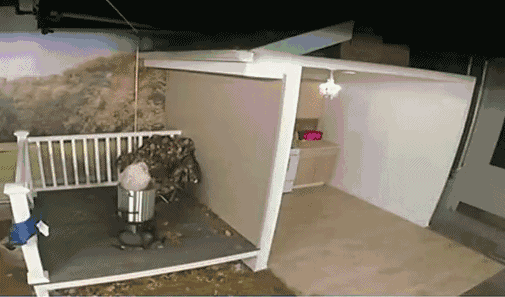 没解冻的冷冻食品直接放进热油锅里，食物外层的冰迅速变成水蒸气，让油锅立即沸腾起来。