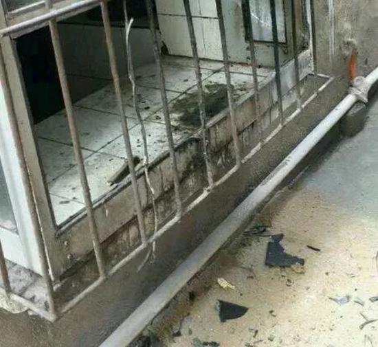 记住：人离开厨房时，一定确保火熄灭，千万不要在家中无人时还开着燃气灶。