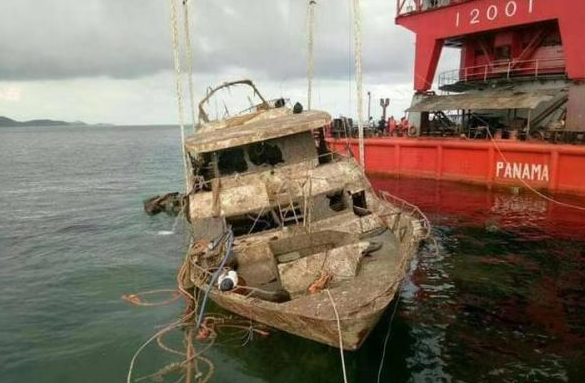 泰普吉沉船凤凰号打捞出水 致47名中国游客遇难