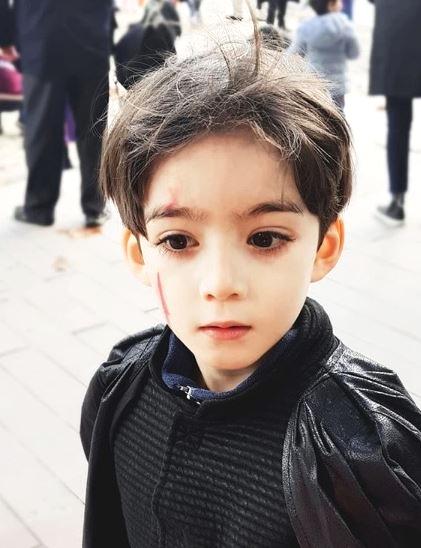 那个睫毛实在是长到不真实阿！（好羡慕）要是小编也有这么长的睫毛该有多好啊QQ