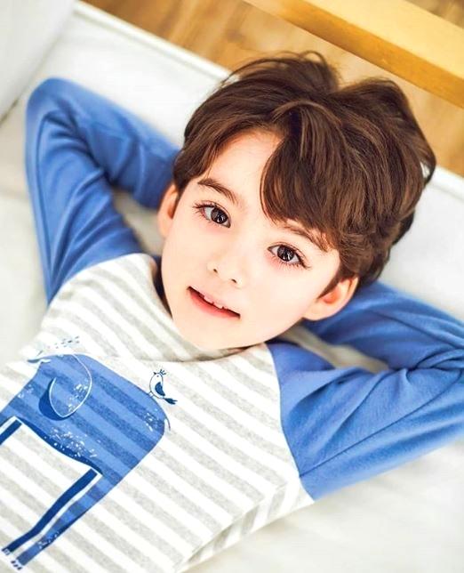 小编怎么没有晚个几年出生啦！！！那双眼睛真的太有电太迷人了～