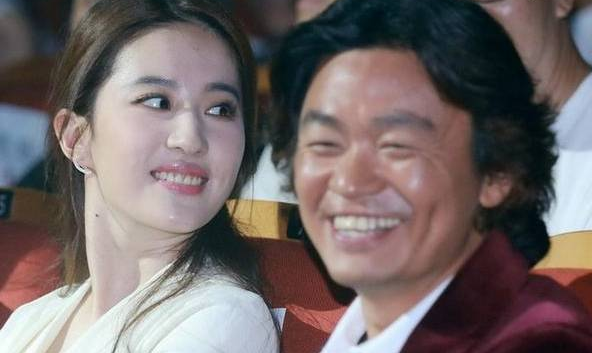 刘亦菲是娱乐圈中有名的“合照杀手”,她与王宝强的这张合照,真就是黑白配啊!宝宝也是萌萌哒!