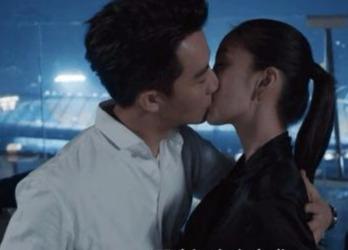 所以在观众视觉上觉得他俩真的亲了好久好久，有观众调侃这么缠绵的吻戏，黄晓明受得了吗？