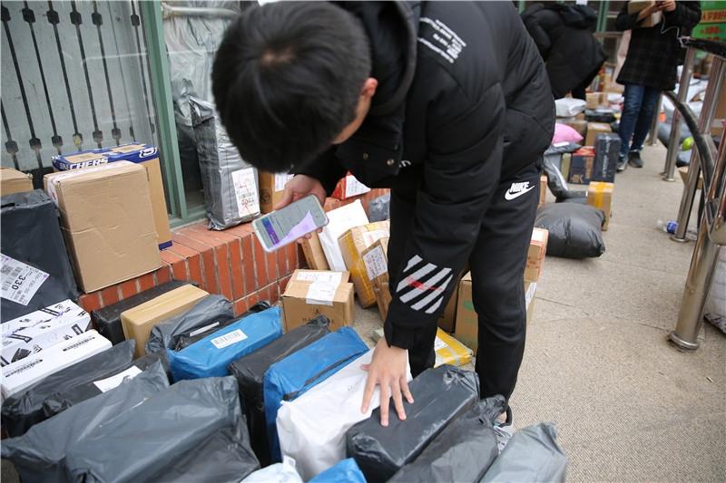 双11过后青岛一高校快递收发点爆仓