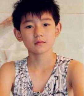 谭松韵小时候这表情简直萌翻了，长大的模样更是出落的水灵动人，不禁让人感叹女大十八变呐。