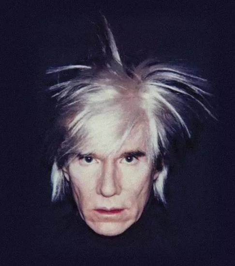 他出身贫民窟，作品极具风格，却在27岁时成了纽约最炙手可热的商业艺术家。