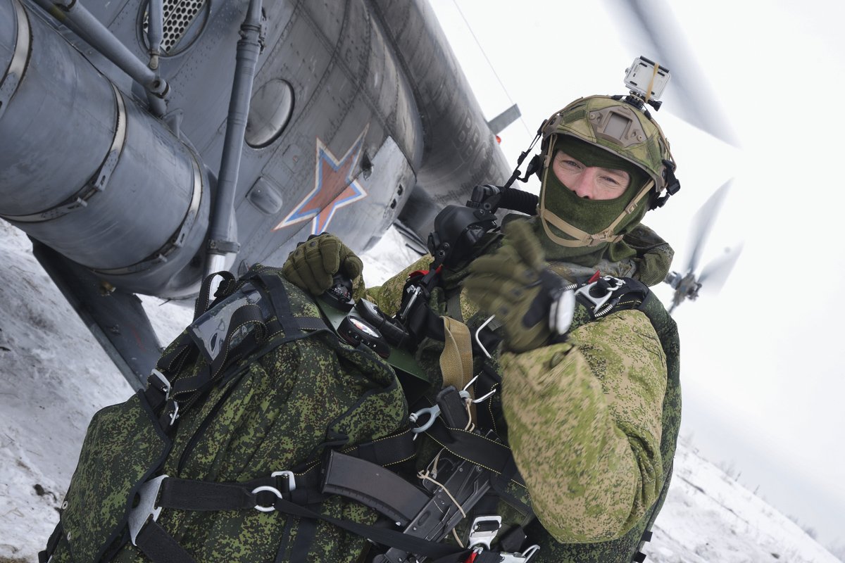 近日,俄罗斯空降兵副司令亚历山大·维亚兹尼科夫中将在会见外国武官