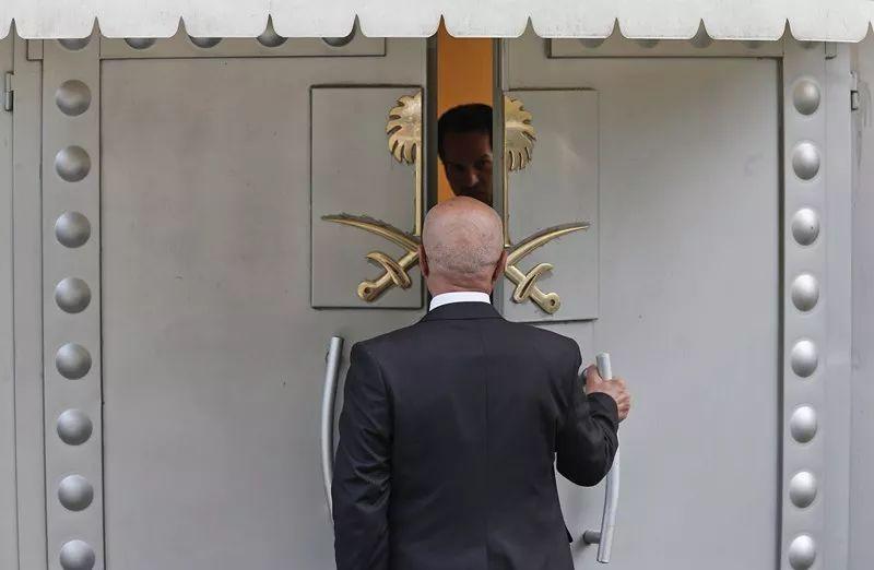 10月19日，在土耳其伊斯坦布尔，一名男子进入沙特驻土耳其伊斯坦布尔领事馆。新华社/美联