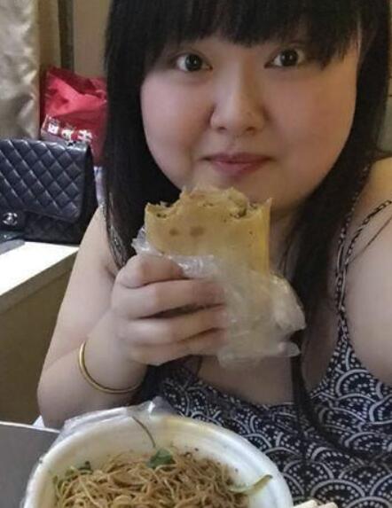 爱吃各式美食，从不担心肉肉来长住，陈嘉佳五官精致是一枚可爱的吃货，更是枚漂亮的胖美人。