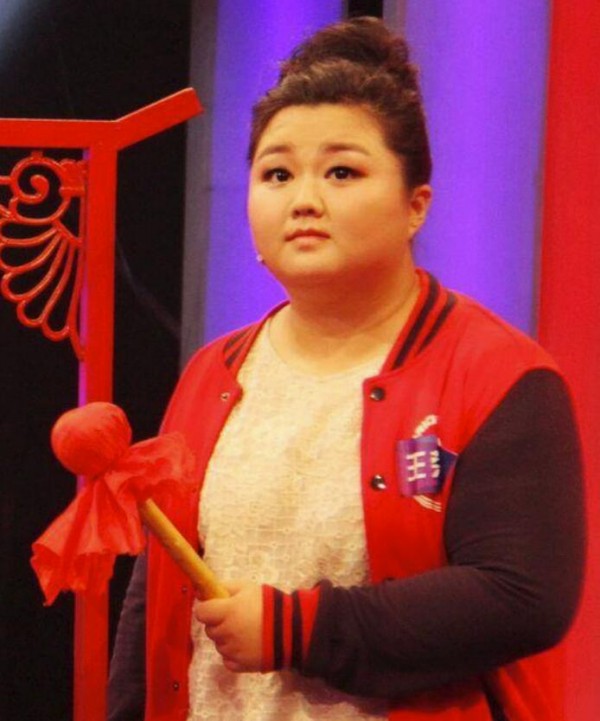 王荣荣是新生代女演员,圆圆的荣荣十分可爱,她因综艺节目走红,因《青春无肥》让大众爱上。