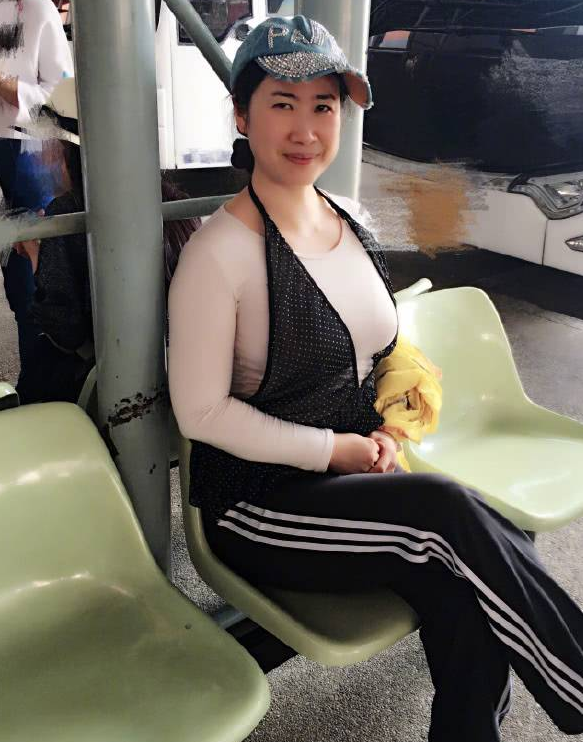 虽然芙蓉姐姐又胖了,可是芙蓉姐姐在拍摄影片时却相当投入.