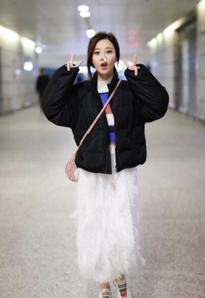 不过，在这大庭广众之下，她鼻孔里怎么塞了一团纸？