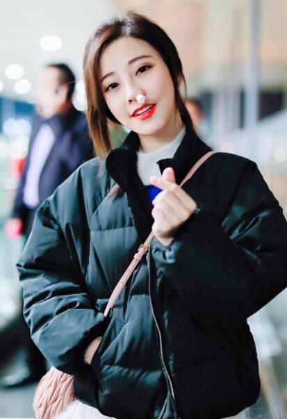 似乎冯提莫本人也没有觉得有何不妥，还对着镜头狂比爱心，是觉得自己这样还蛮可爱的意思吗？