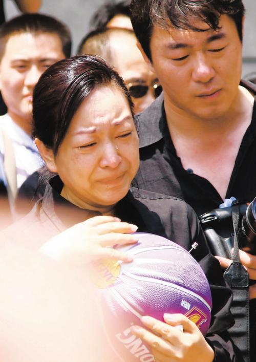 没有工作,在罗京去世以后,独自一人带着孩子的刘继红无疑是非常困难的