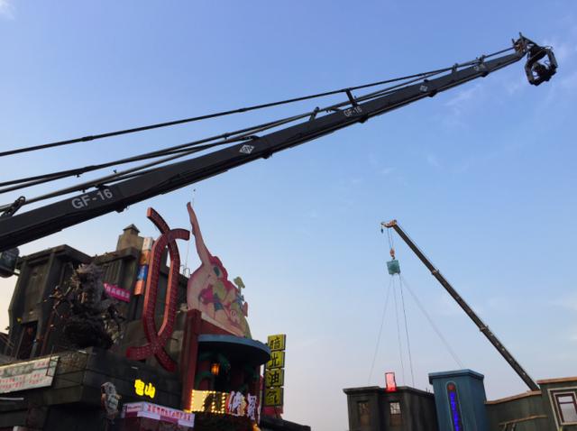 RED 摄影机搭配摇臂拍摄