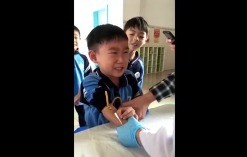 “男子汉一定要勇敢”