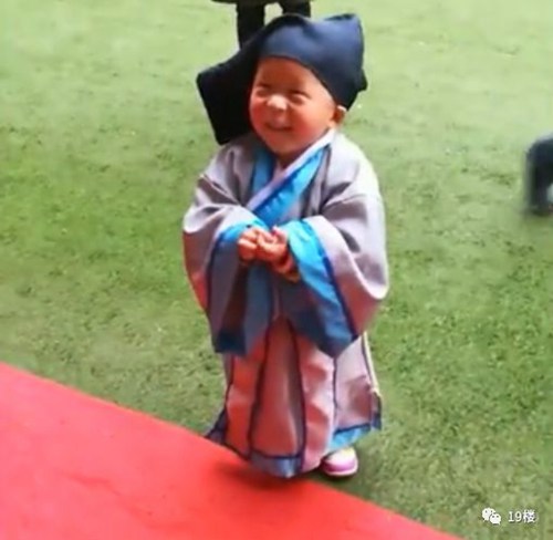 看着“抬头问苍天,为什么上学”