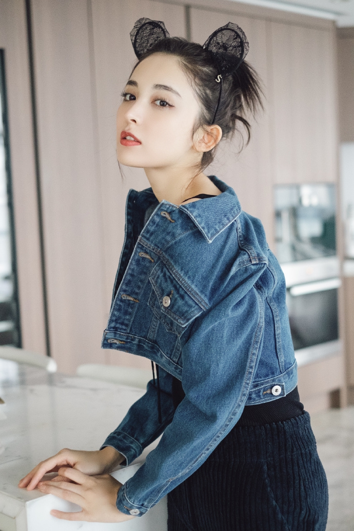 古力娜扎戴着耳朵发箍