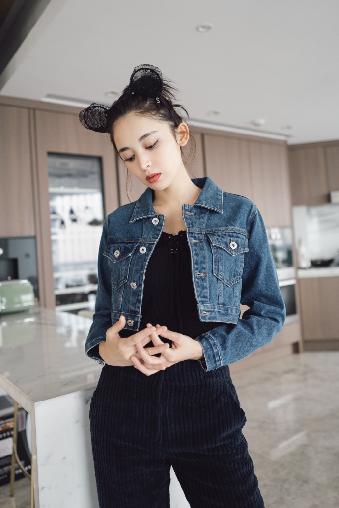 古力娜扎身穿牛仔短上衣