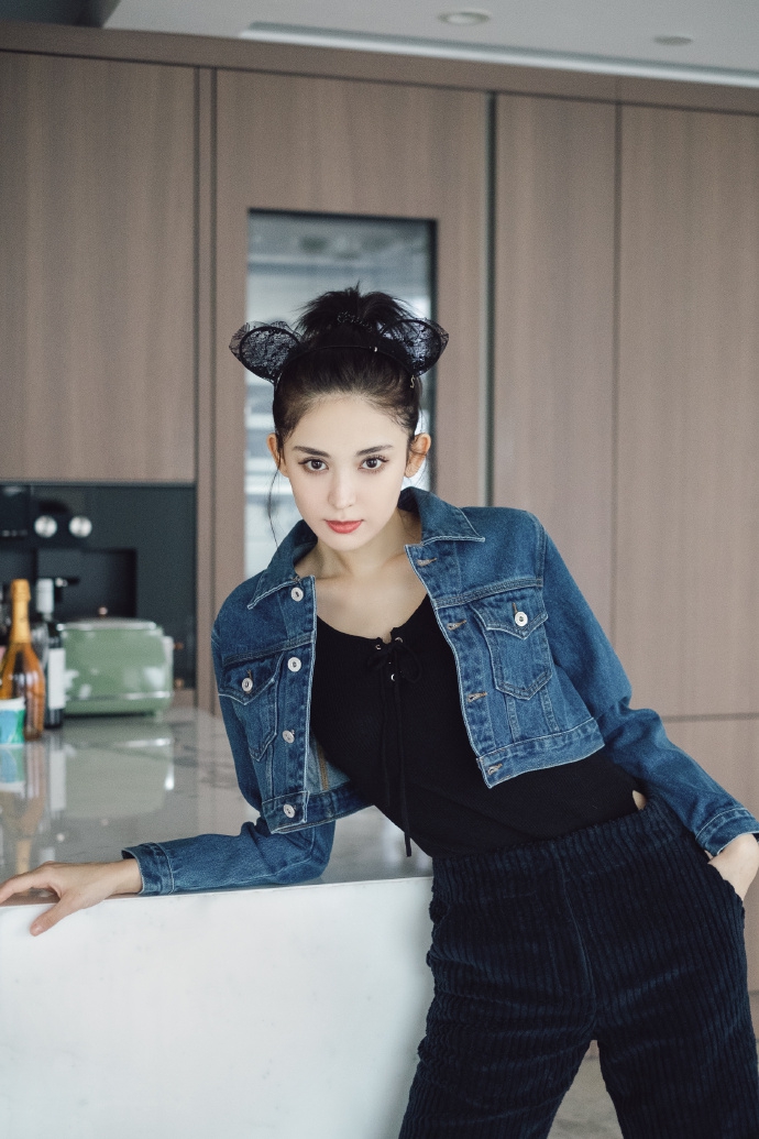 古力娜扎戴着耳朵发箍