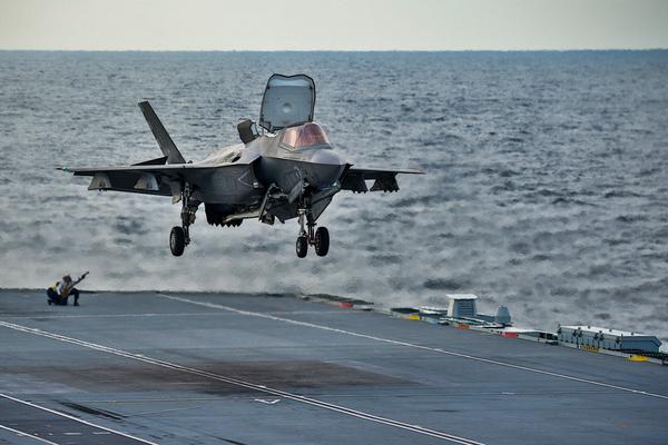 15 f35b战机在英航母上练起降 动作很激烈