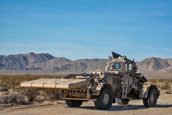美军最新地雷探测车正在进行安装测试