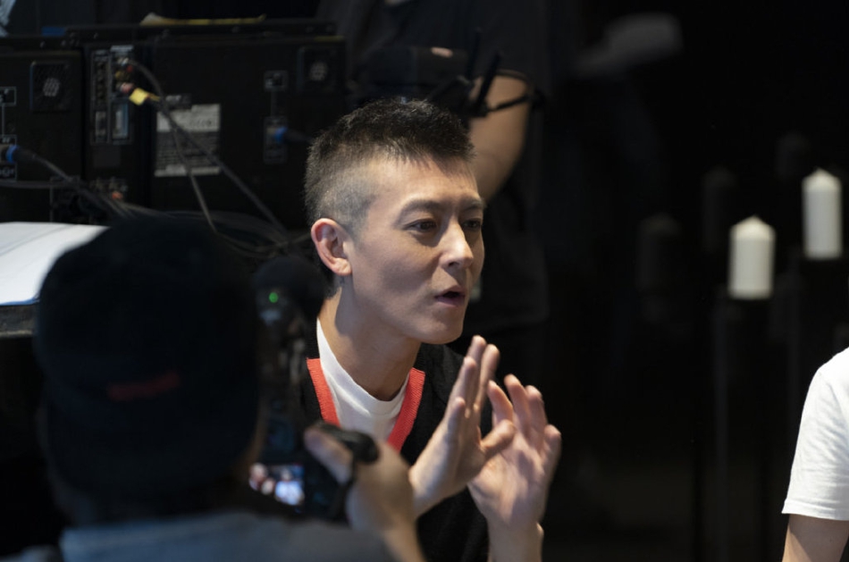 照片中,陈冠希连续更换几套服装,留招牌短发灿笑颜值回春有点帅!