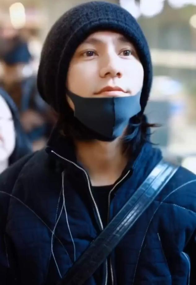 这脸真的感觉好二次元啊!!说二十我也信了~~