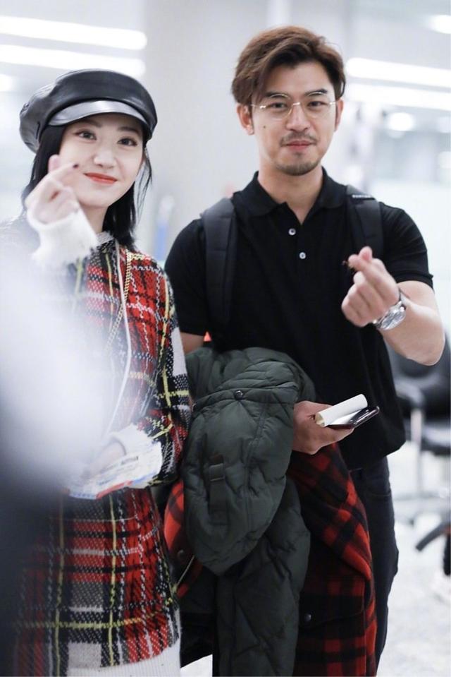 不仅穿搭方面像“情侣装”，而且两人还手比心，这甜蜜的高频互动是怎么回事，张继科快来！