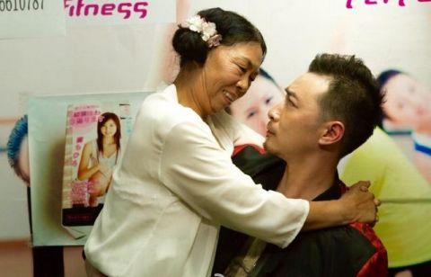 张美娥这是要反击了，搂住郭帅的脖子，还带着笑容，糟糕感觉气氛不好。