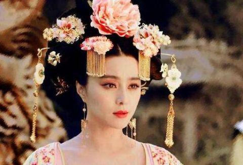 范冰冰扮演的武则天（武媚娘）取嫣红色的牡丹为头饰，装点得媚娘媚而不俗。