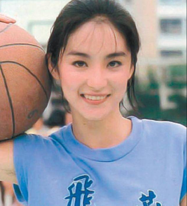 东方不败林青霞年轻时可谓是迷死万千少男了，这是林青霞拍摄画报的照片。