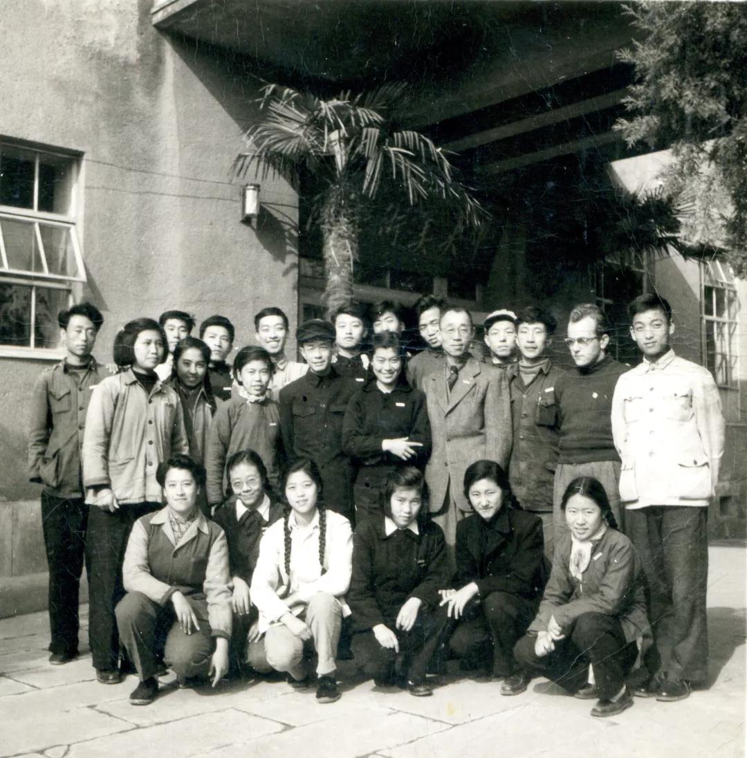 1955年，中央美术学院工艺美术系新生合影。