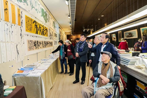 师友们参观韩美林画室