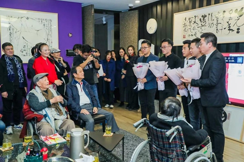 周令钊“学生的学生”，韩美林清华大学博士生们为老师献上鲜花