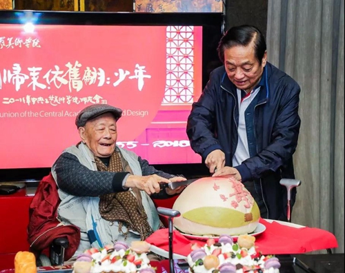 韩美林与恩师周令钊共同切开内含99个小寿桃的大寿桃