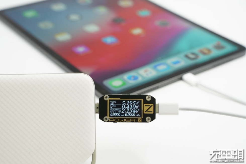 荣耀AP08Q移动电源，容量10000mAh，USB-C接口不支持输出，iPad反向充移动电源，电压5.19V，电流0.41A，功率2.13W。