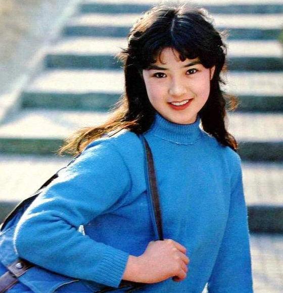 八零年代红极一时的任冶湘,26岁因病无奈息影,如今在家相夫教子