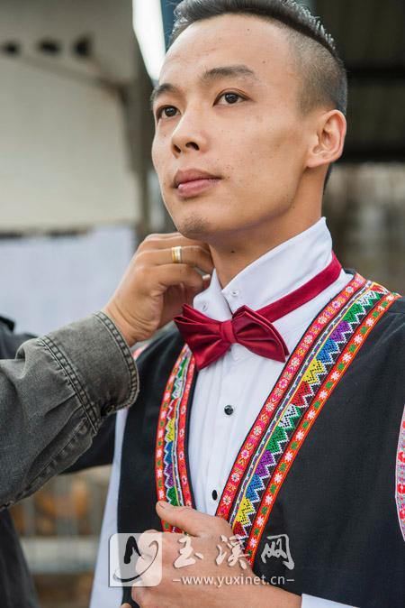 2016年4月24日上午，迎娶新娘之前，新郎白成威系上领结。