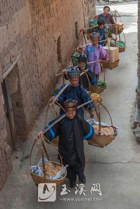 2008年2月26日，澧江街道划船寨。带着传统的傣族特色食品，男方家请媒人到女方家定亲。