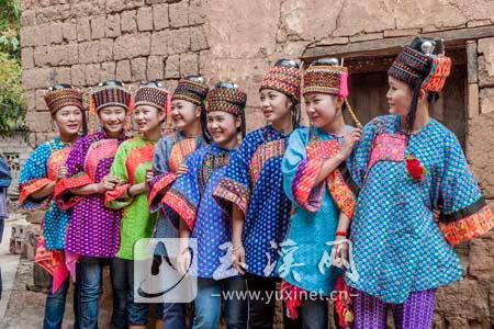 2008年2月26日，澧江街道划船寨。出嫁前，新娘与小伙伴合影留念。