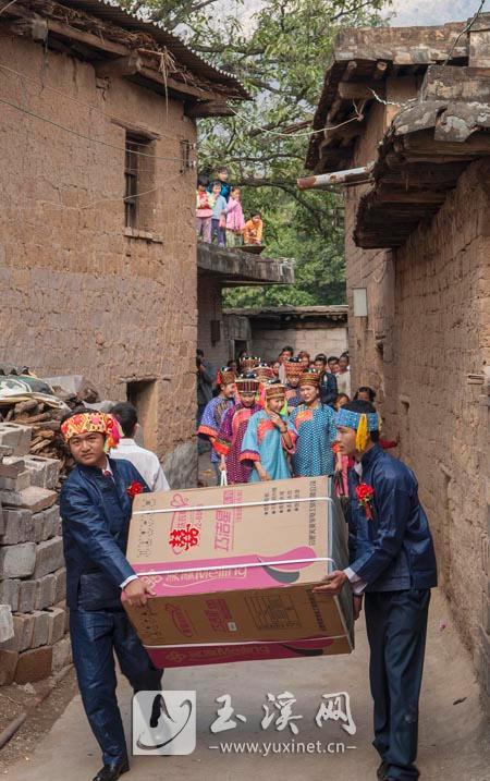 2008年2月26日，澧江街道划船寨。迎亲队出村，抬着嫁妆的新郎和伴郎走在最前面。