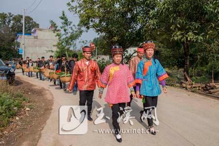 2016年2月28日，红河街道那堕村的新郎封石有，下车后步行进村娶亲。