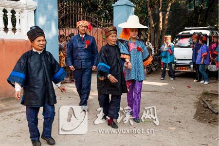 2008年2月26日，在身着古装的媒人陪伴下，一对新人来到新郎家。