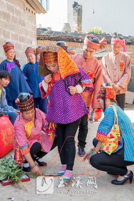 2016年2月28日，新郎封石有及新娘要经过三次套红线后才能进入新房。