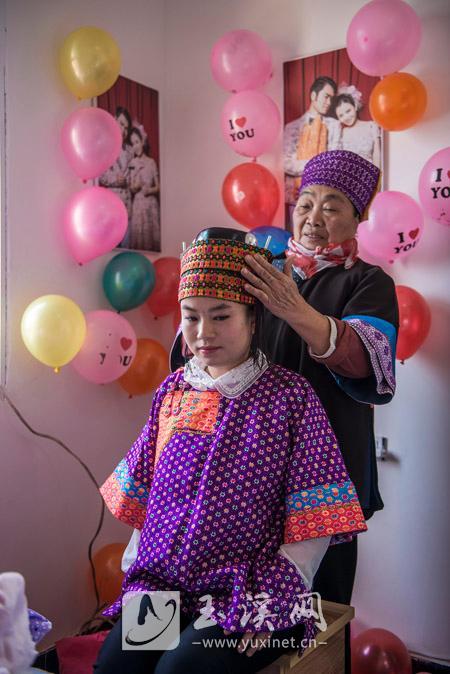 结婚是人生大事。2016年2月28日，澧江街道小燕村。出嫁前，新娘进行精心打扮。